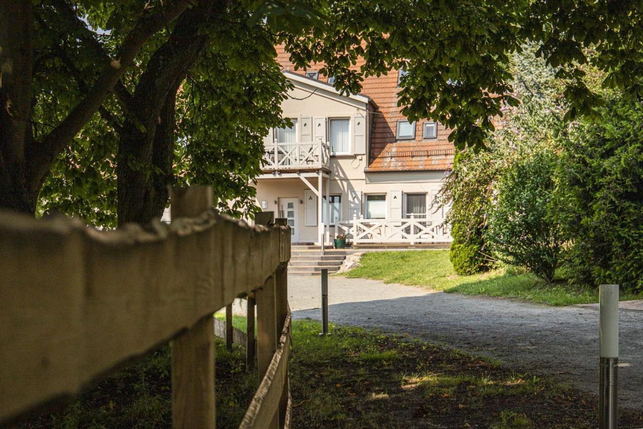 Ruhig Und Idyllische Lage, Strandnah, Gratis Nutzung Vom Ahoi Erlebnisbad Und Sauna In Sellin - Gutshaus Silvitz Fewo 01 Apartment Bergen Auf Rugen Exterior photo