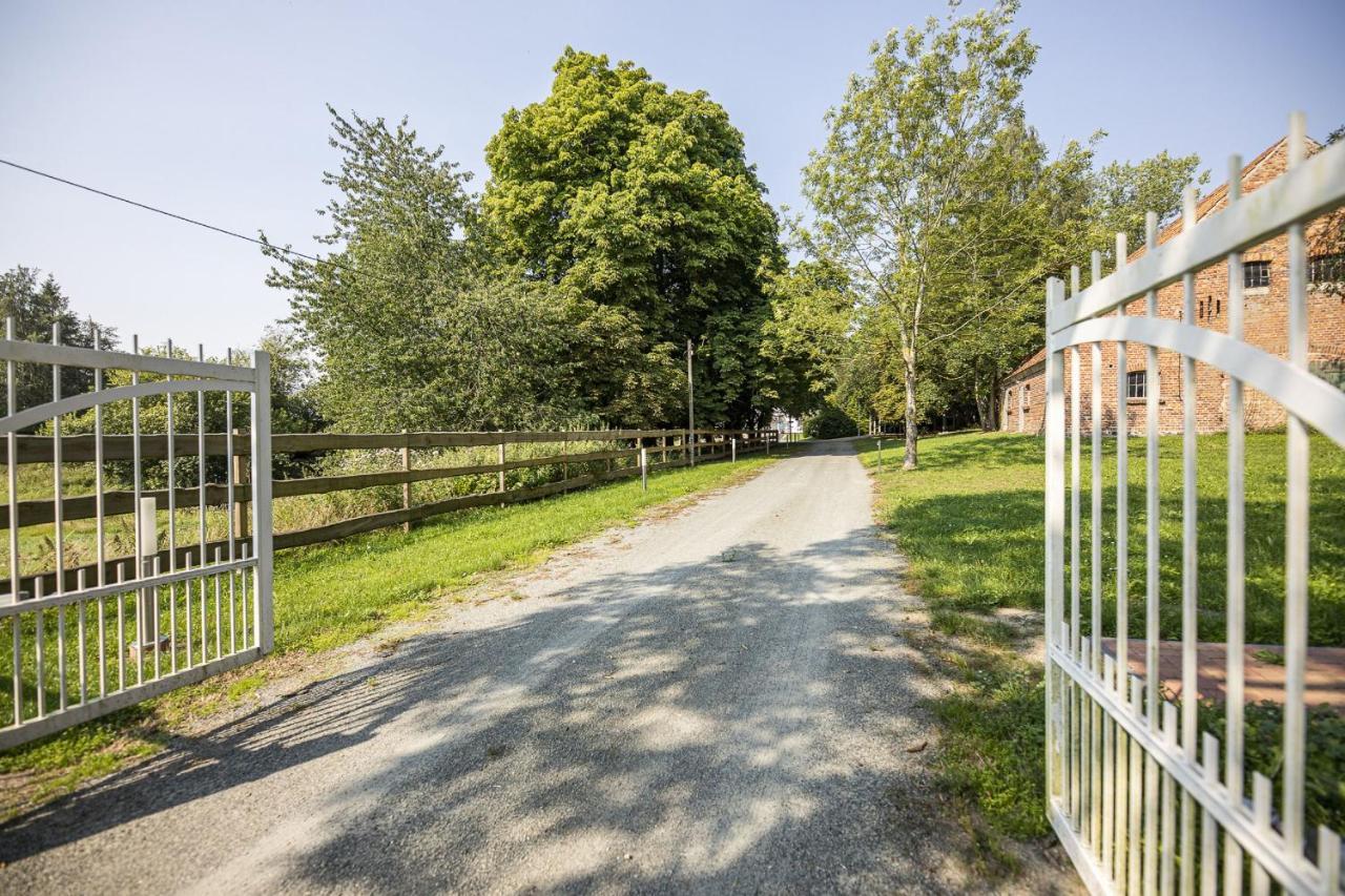 Ruhig Und Idyllische Lage, Strandnah, Gratis Nutzung Vom Ahoi Erlebnisbad Und Sauna In Sellin - Gutshaus Silvitz Fewo 01 Apartment Bergen Auf Rugen Exterior photo