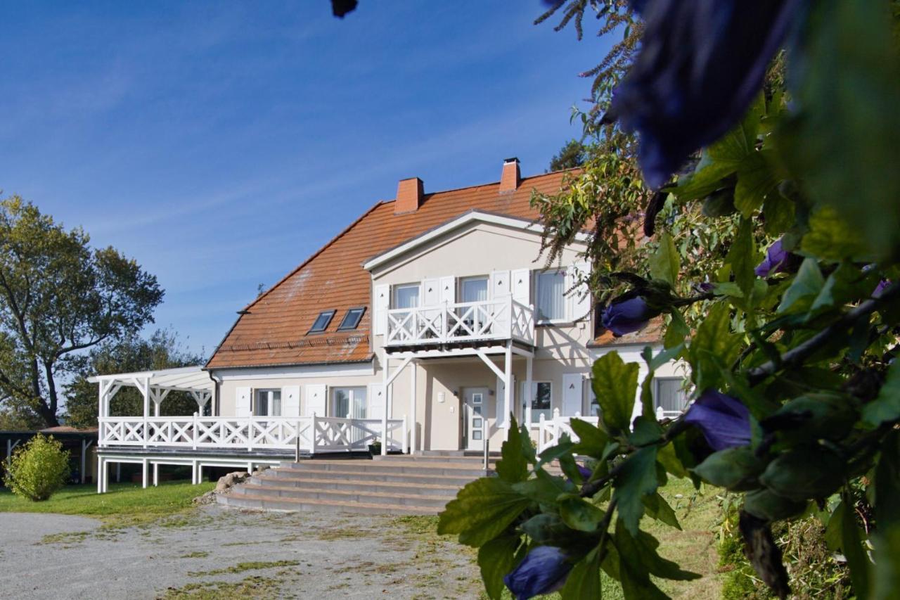 Ruhig Und Idyllische Lage, Strandnah, Gratis Nutzung Vom Ahoi Erlebnisbad Und Sauna In Sellin - Gutshaus Silvitz Fewo 01 Apartment Bergen Auf Rugen Exterior photo