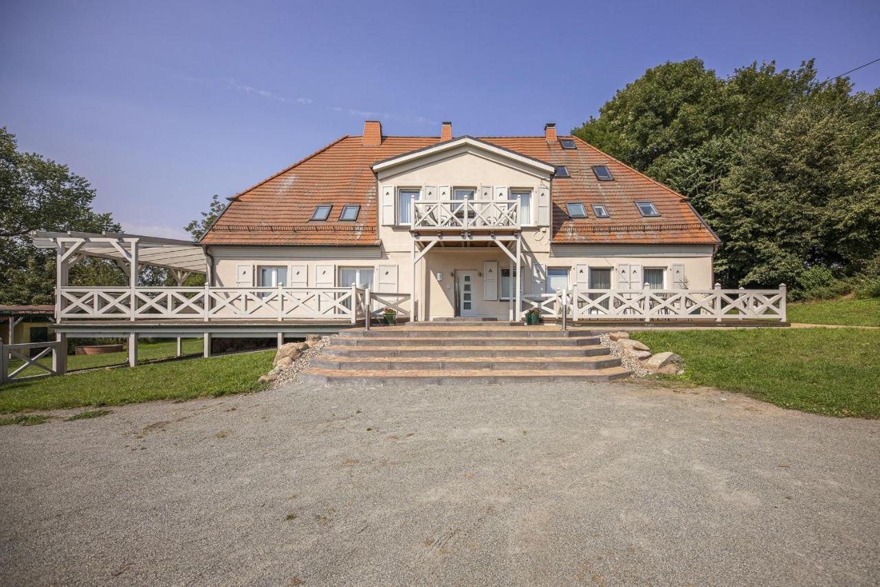 Ruhig Und Idyllische Lage, Strandnah, Gratis Nutzung Vom Ahoi Erlebnisbad Und Sauna In Sellin - Gutshaus Silvitz Fewo 01 Apartment Bergen Auf Rugen Exterior photo