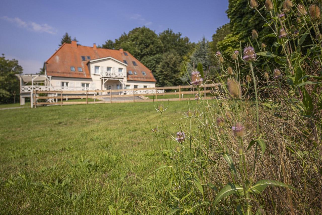 Ruhig Und Idyllische Lage, Strandnah, Gratis Nutzung Vom Ahoi Erlebnisbad Und Sauna In Sellin - Gutshaus Silvitz Fewo 01 Apartment Bergen Auf Rugen Exterior photo